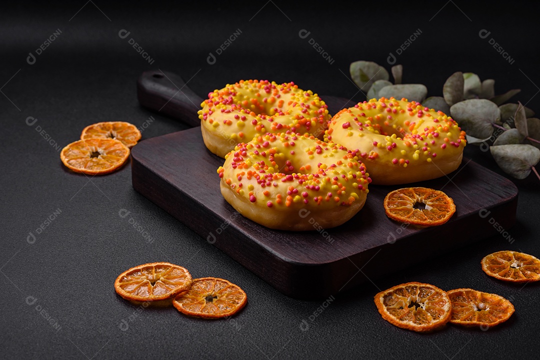 Deliciosos donuts frescos em esmalte amarelo com recheio de sabor de limão em fundo de concreto texturizado