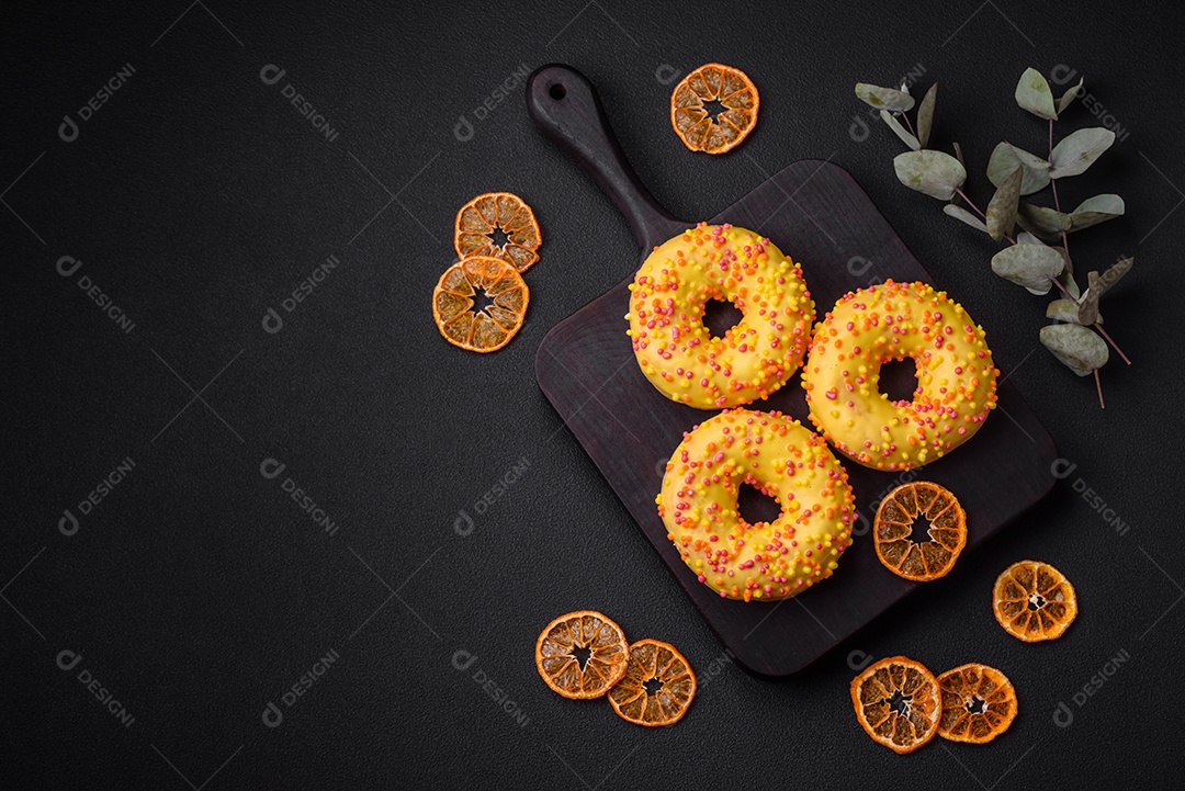 Deliciosos donuts frescos em esmalte amarelo com recheio de sabor de limão em fundo de concreto texturizado