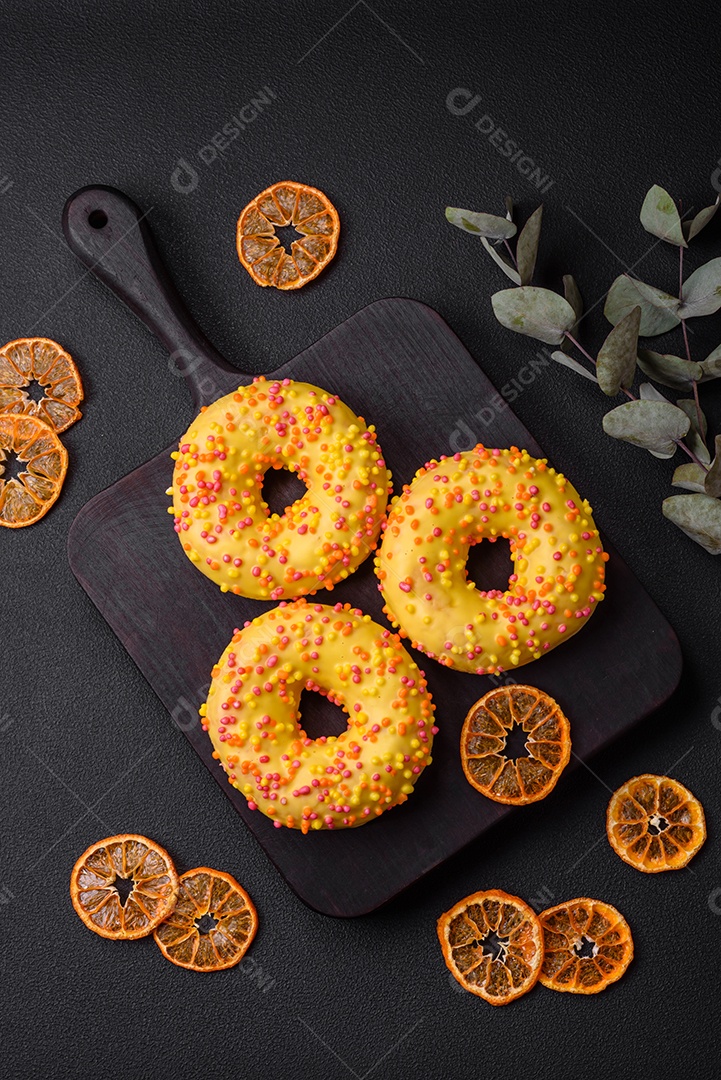 Deliciosos donuts frescos em esmalte amarelo com recheio de sabor de limão em fundo de concreto texturizado