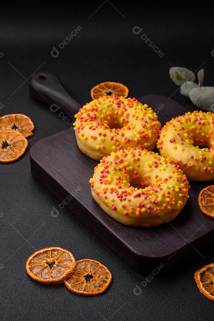 Deliciosos donuts frescos em esmalte amarelo com recheio de sabor de limão em fundo de concreto texturizado