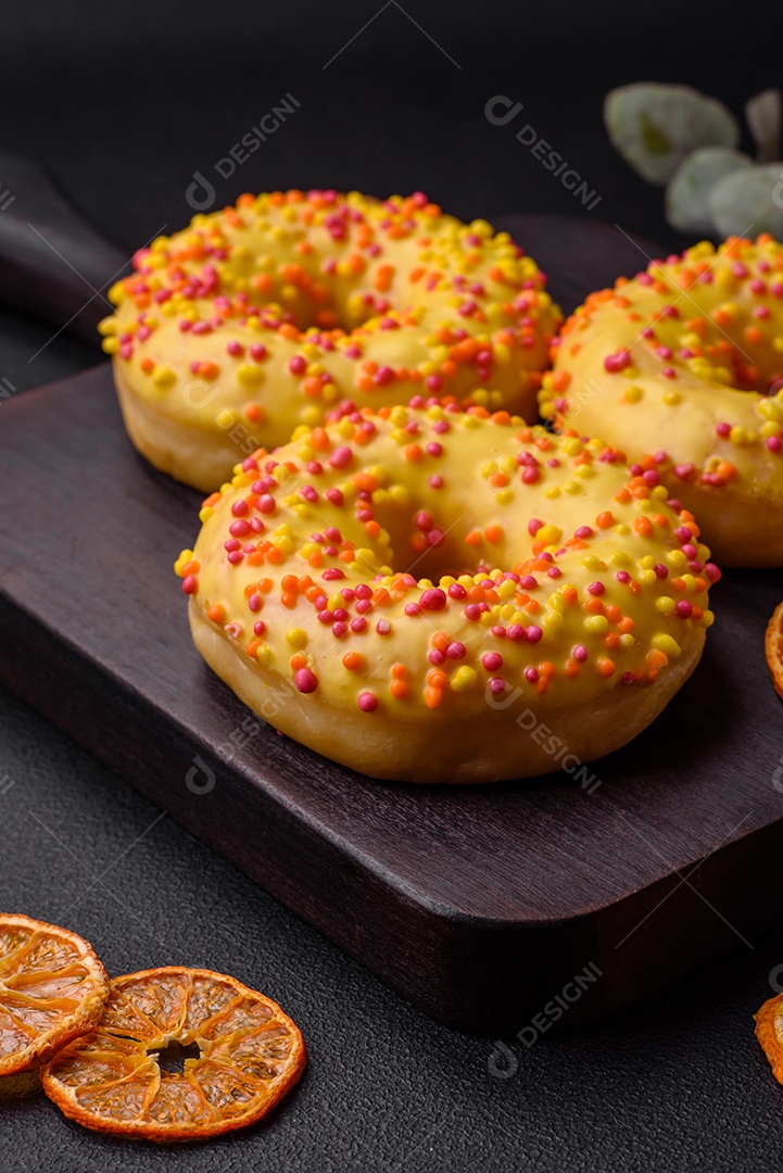 Deliciosos donuts frescos em esmalte amarelo com recheio de sabor de limão em fundo de concreto texturizado