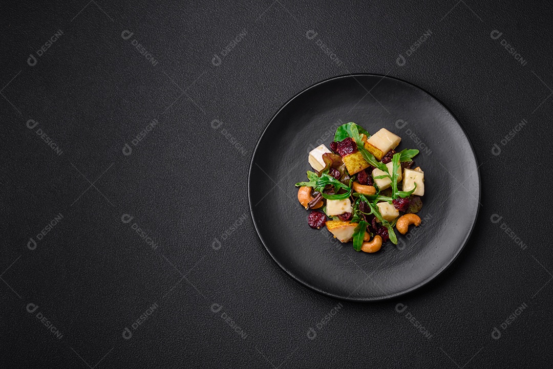 Legumes deliciosos pimentões cozidos no vapor, feijão de espargos e batatas fatiadas com molho de soja sobre um fundo escuro de concreto