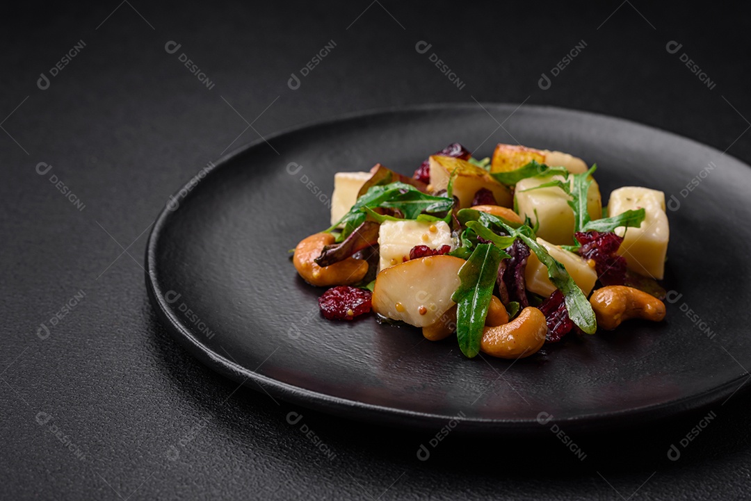 Legumes deliciosos pimentões cozidos no vapor, feijão de espargos e batatas fatiadas com molho de soja sobre um fundo escuro de concreto