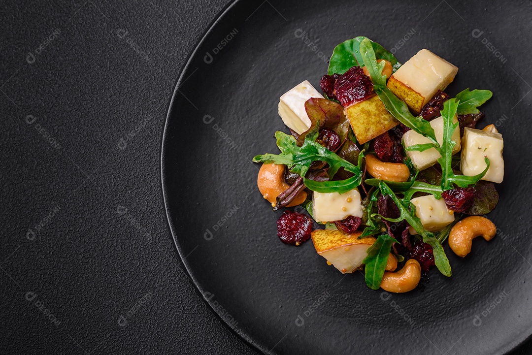 Legumes deliciosos pimentões cozidos no vapor, feijão de espargos e batatas fatiadas com molho de soja sobre um fundo escuro de concreto