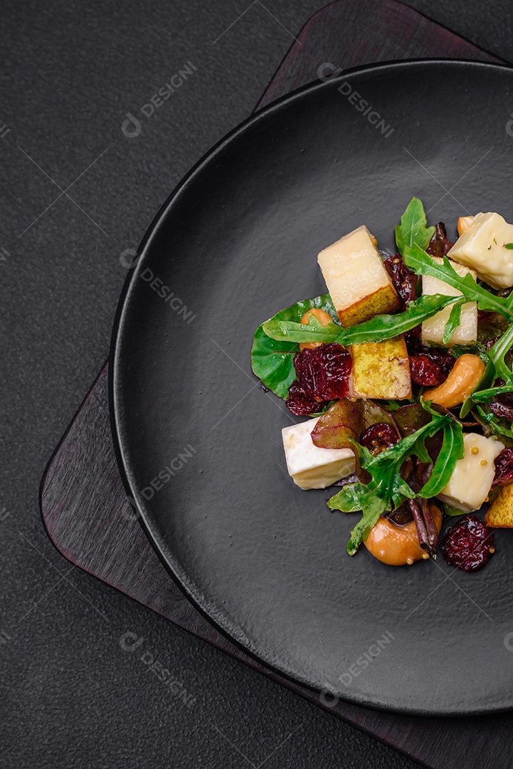 Legumes deliciosos pimentões cozidos no vapor, feijão de espargos e batatas fatiadas com molho de soja sobre um fundo escuro de concreto