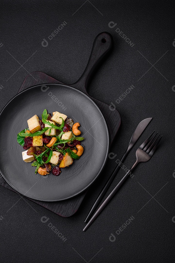 Legumes deliciosos pimentões cozidos no vapor, feijão de espargos e batatas fatiadas com molho de soja sobre um fundo escuro de concreto