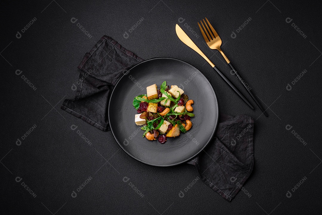 Legumes deliciosos pimentões cozidos no vapor, feijão de espargos e batatas fatiadas com molho de soja sobre um fundo escuro de concreto