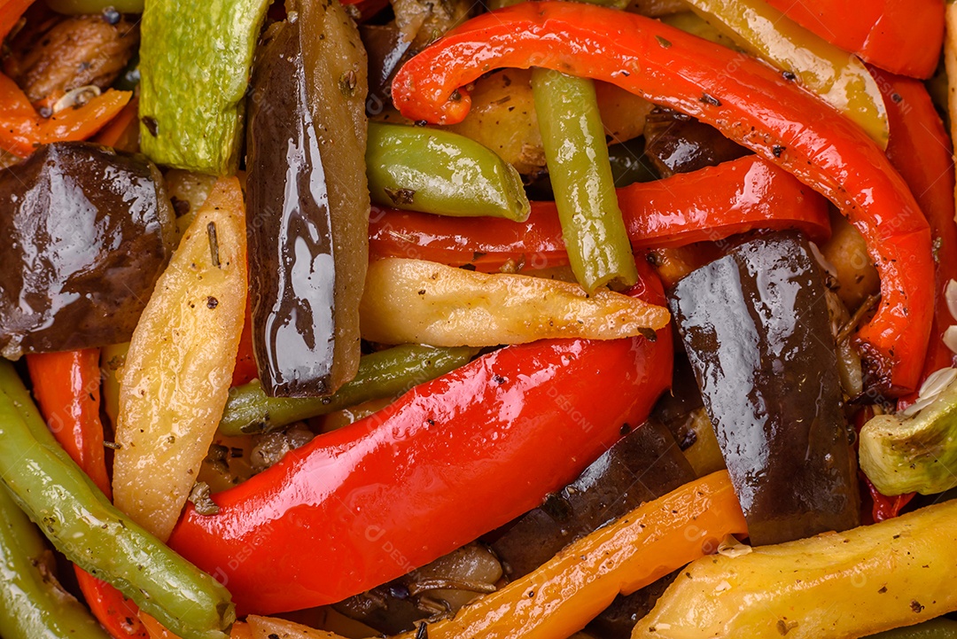 Legumes deliciosos pimentões cozidos no vapor, feijão de espargos e batatas fatiadas com molho de soja sobre um fundo escuro de concreto