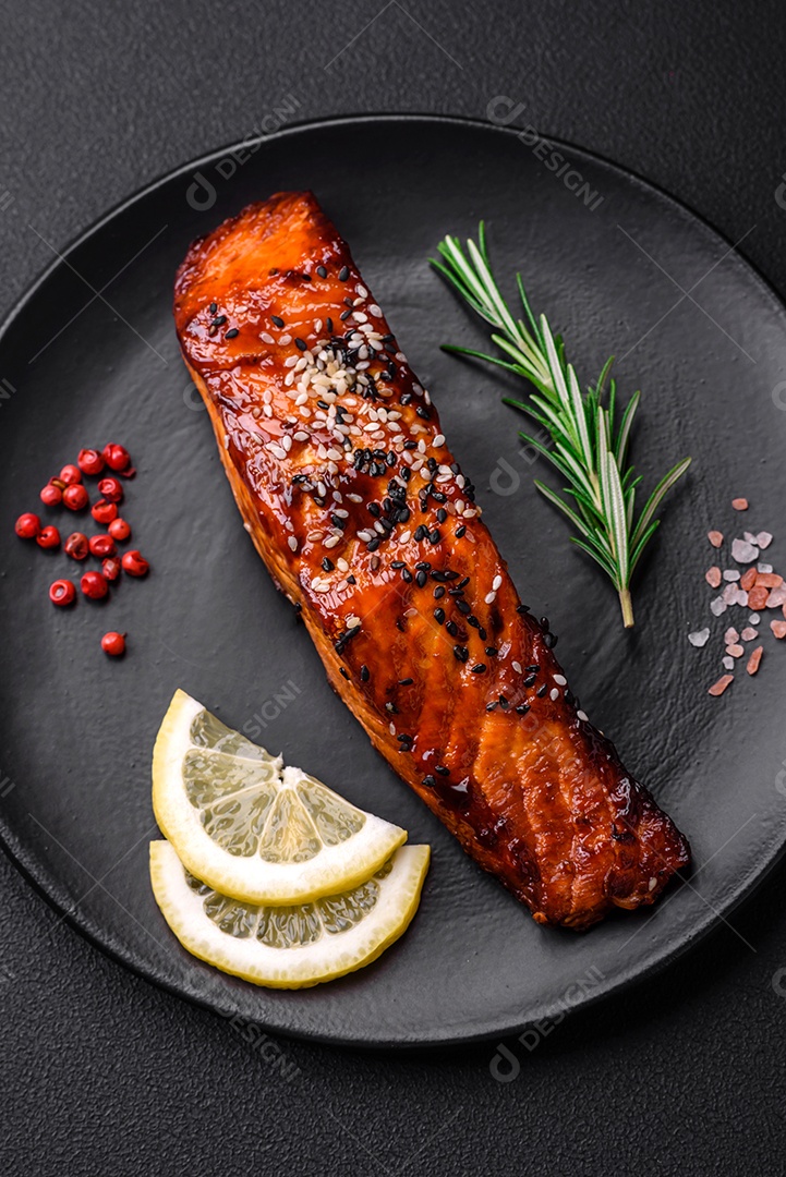 Tábua de corte de madeira vazia com tomate cereja, especiarias, sal e ervas em fundo escuro de concreto