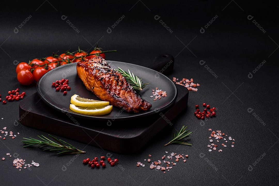 Tábua de corte de madeira vazia com tomate cereja, especiarias, sal e ervas em fundo escuro de concreto