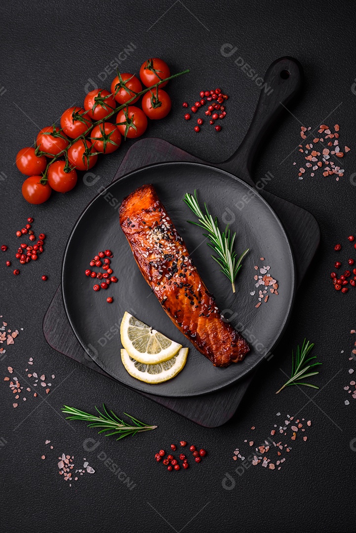 Tábua de corte de madeira vazia com tomate cereja, especiarias, sal e ervas em fundo escuro de concreto