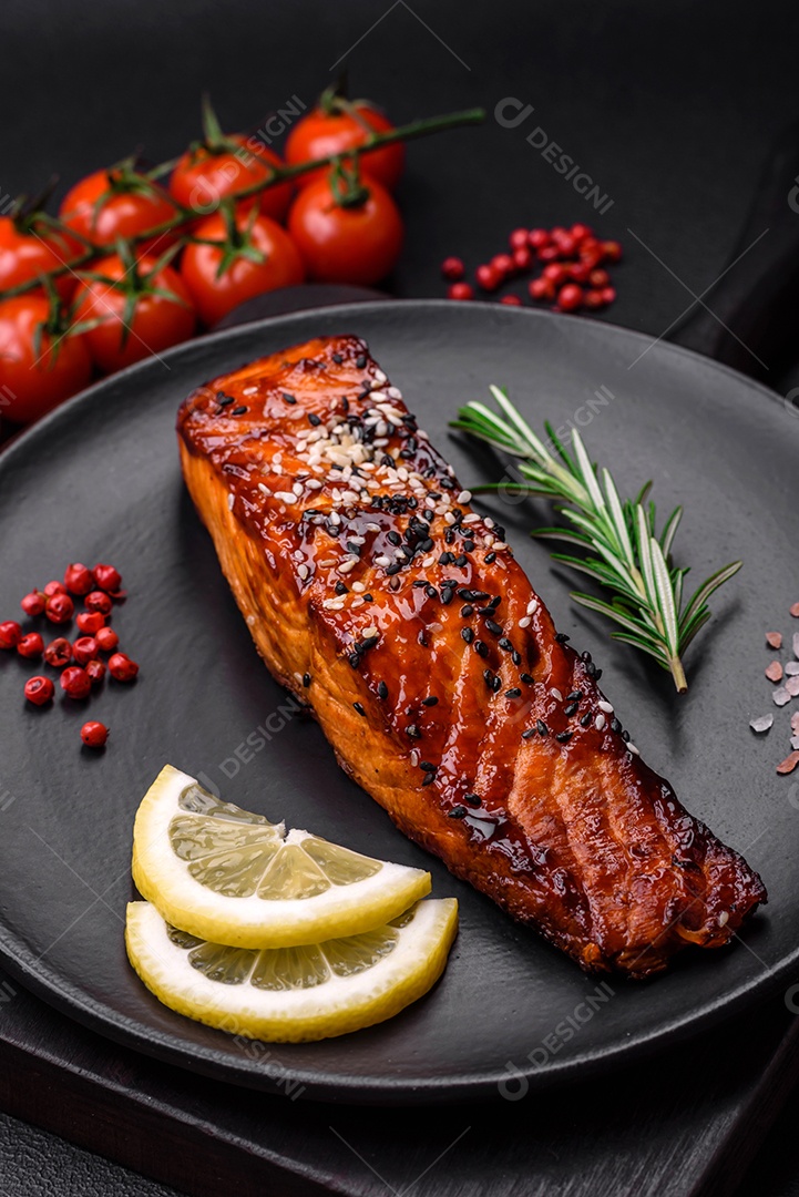 Tábua de corte de madeira vazia com tomate cereja, especiarias, sal e ervas em fundo escuro de concreto