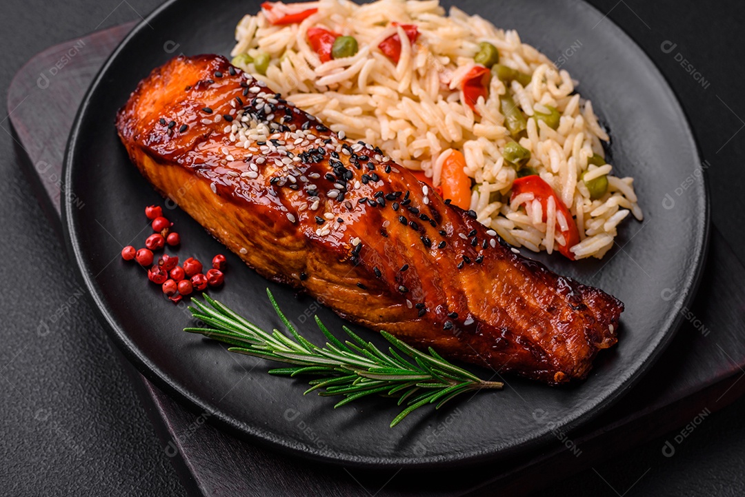 Delicioso salmão vermelho grelhado com molho e sementes de gergelim com arroz, legumes, especiarias e ervas