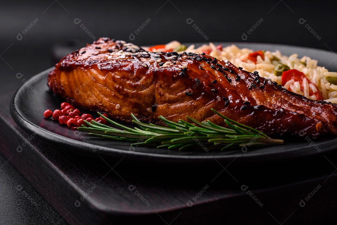 Delicioso salmão vermelho grelhado com molho e sementes de gergelim com arroz, legumes, especiarias e ervas