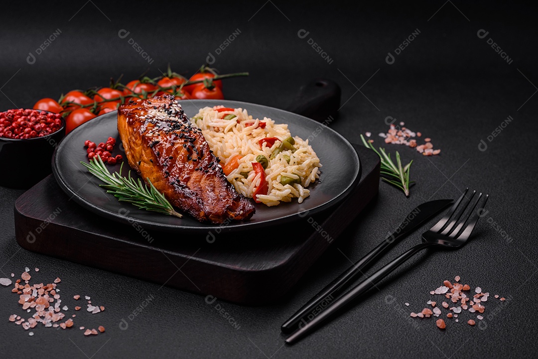 Delicioso salmão vermelho grelhado com molho e sementes de gergelim com arroz, legumes, especiarias e ervas