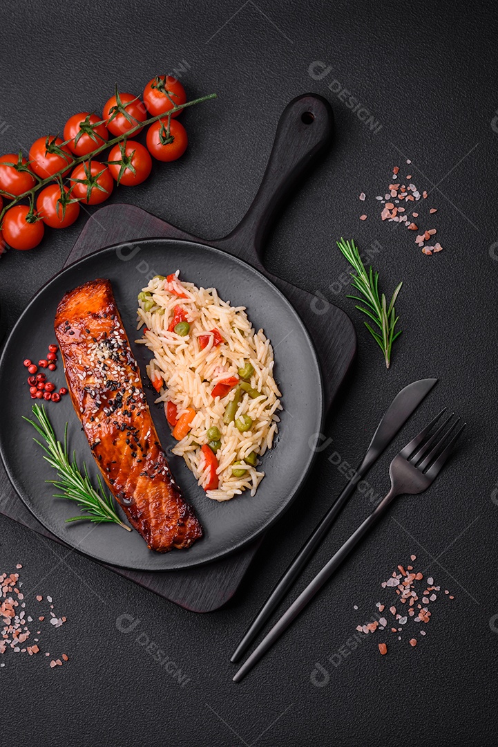 Delicioso salmão vermelho grelhado com molho e sementes de gergelim com arroz, legumes, especiarias e ervas