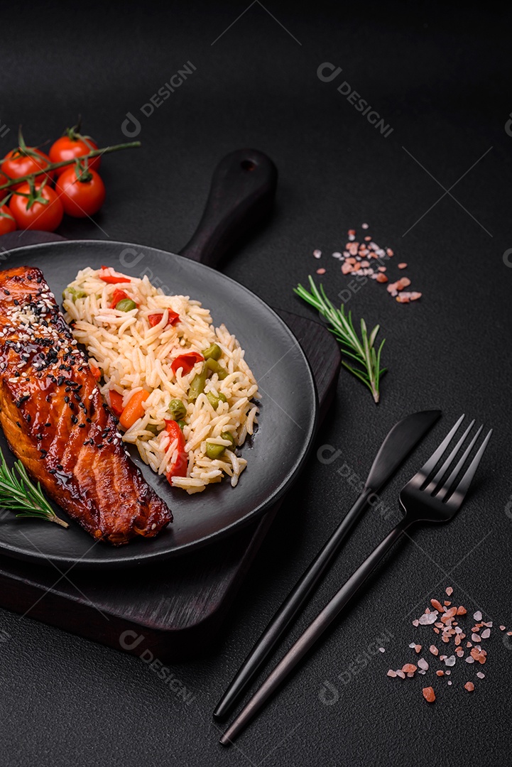 Delicioso salmão vermelho grelhado com molho e sementes de gergelim com arroz, legumes, especiarias e ervas