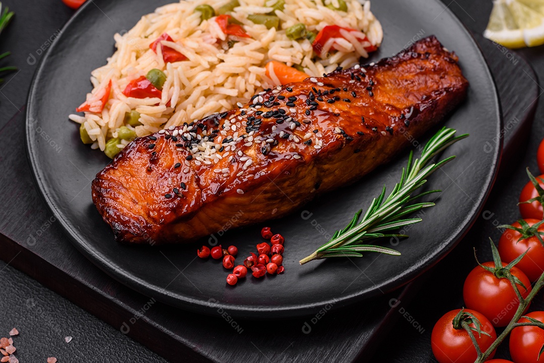 Delicioso salmão vermelho grelhado com molho e sementes de gergelim com arroz, legumes, especiarias e ervas