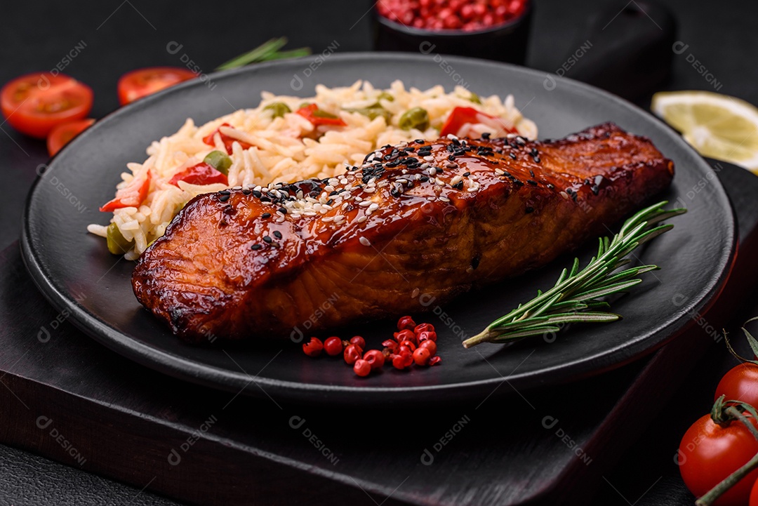 Delicioso salmão vermelho grelhado com molho e sementes de gergelim com arroz, legumes, especiarias e ervas