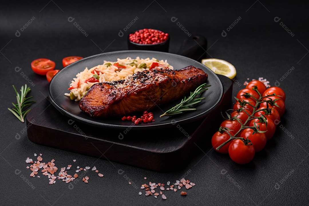 Delicioso salmão vermelho grelhado com molho e sementes de gergelim com arroz, legumes, especiarias e ervas