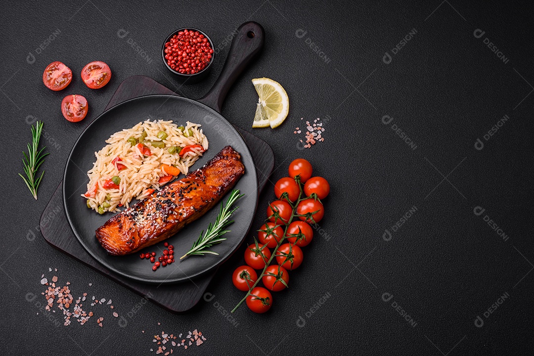 Delicioso salmão vermelho grelhado com molho e sementes de gergelim com arroz, legumes, especiarias e ervas