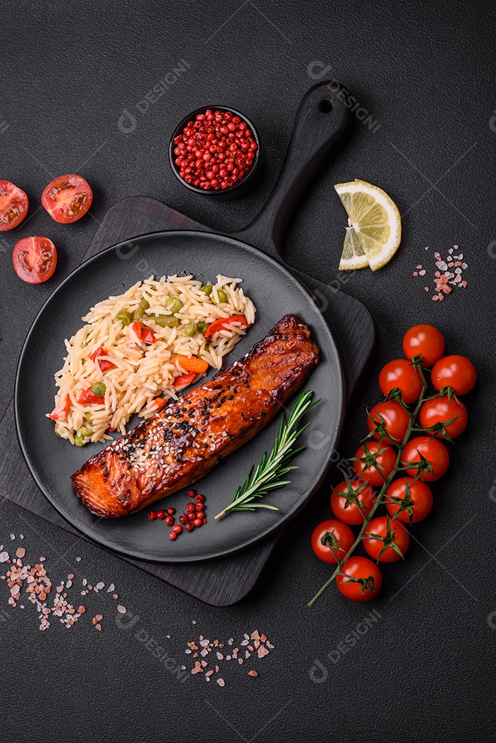 Delicioso salmão vermelho grelhado com molho e sementes de gergelim com arroz, legumes, especiarias e ervas