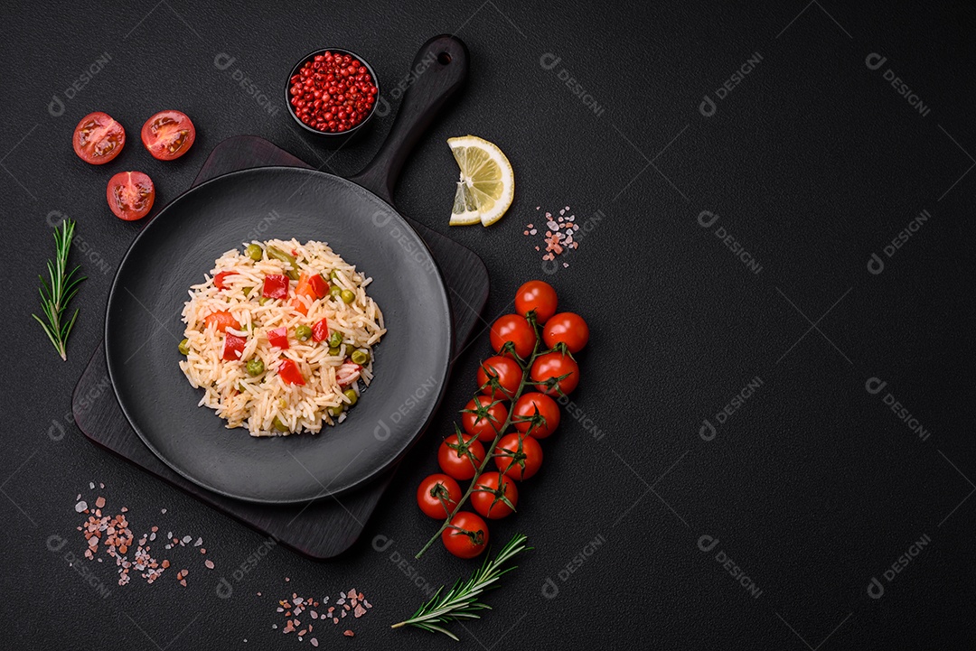 Delicioso arroz cozido com legumes, pimentões, cenouras, ervilhas e feijões de espargos com especiarias e ervas