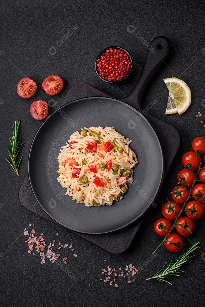 Delicioso arroz cozido com legumes, pimentões, cenouras, ervilhas e feijões de espargos com especiarias e ervas