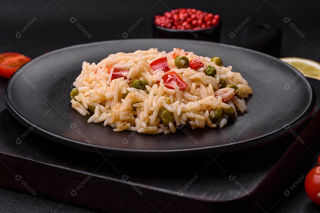 Delicioso arroz cozido com legumes, pimentões, cenouras, ervilhas e feijões de espargos com especiarias e ervas