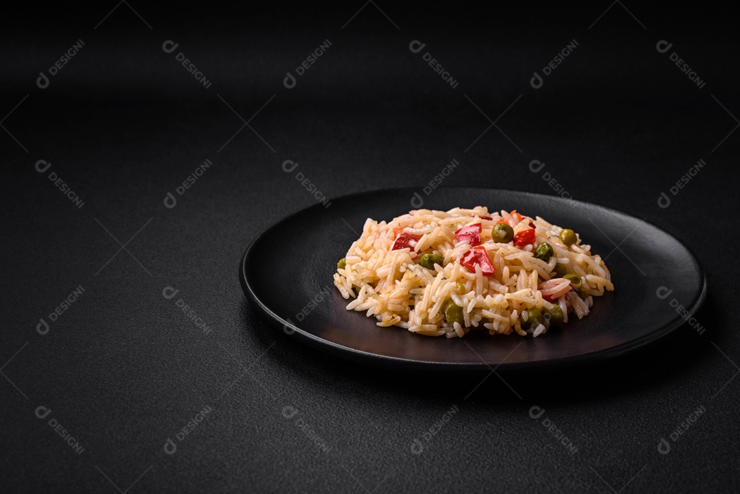 Delicioso arroz cozido com legumes, pimentões, cenouras, ervilhas e feijões de espargos com especiarias e ervas