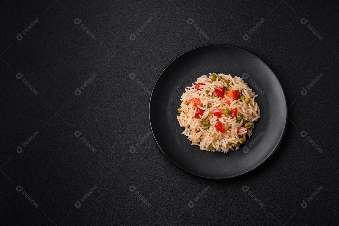 Delicioso arroz cozido com legumes, pimentões, cenouras, ervilhas e feijões de espargos com especiarias e ervas