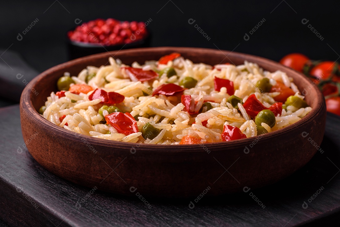 Delicioso arroz cozido com legumes, pimentões, cenouras, ervilhas e feijões de espargos com especiarias e ervas