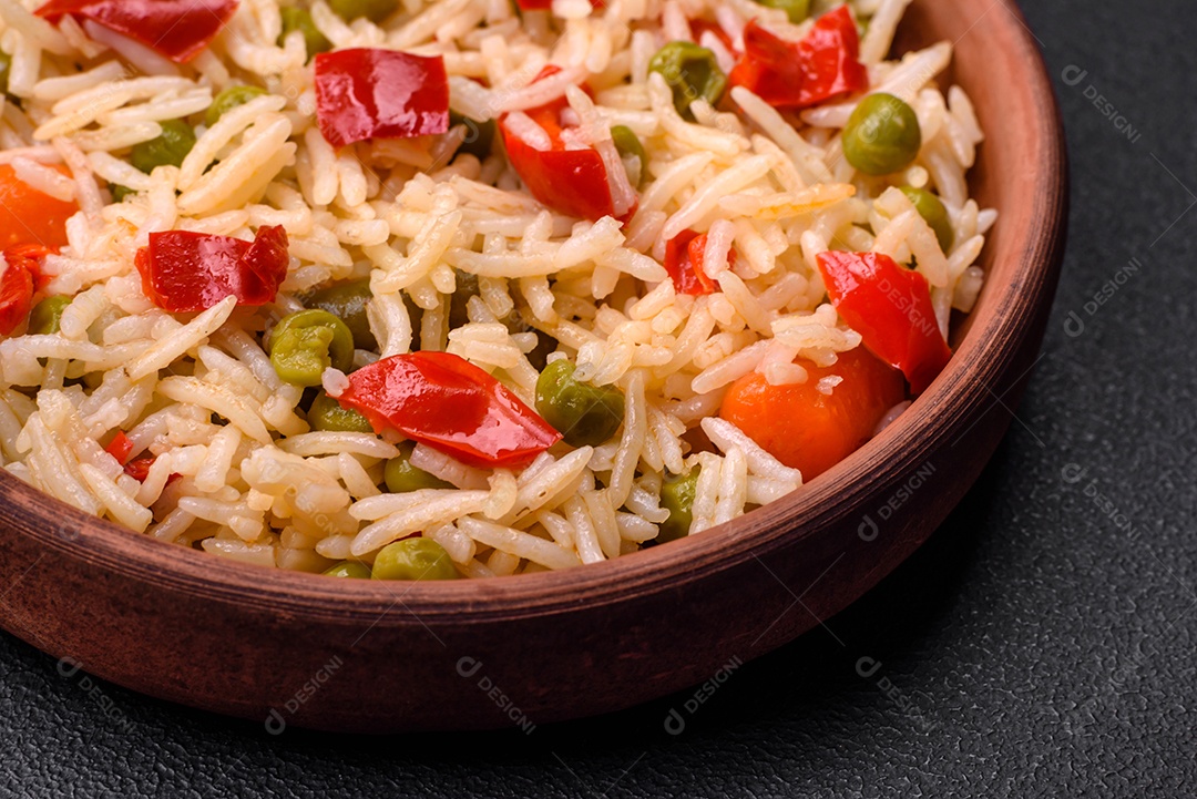 Delicioso arroz cozido com legumes, pimentões, cenouras, ervilhas e feijões de espargos com especiarias e ervas