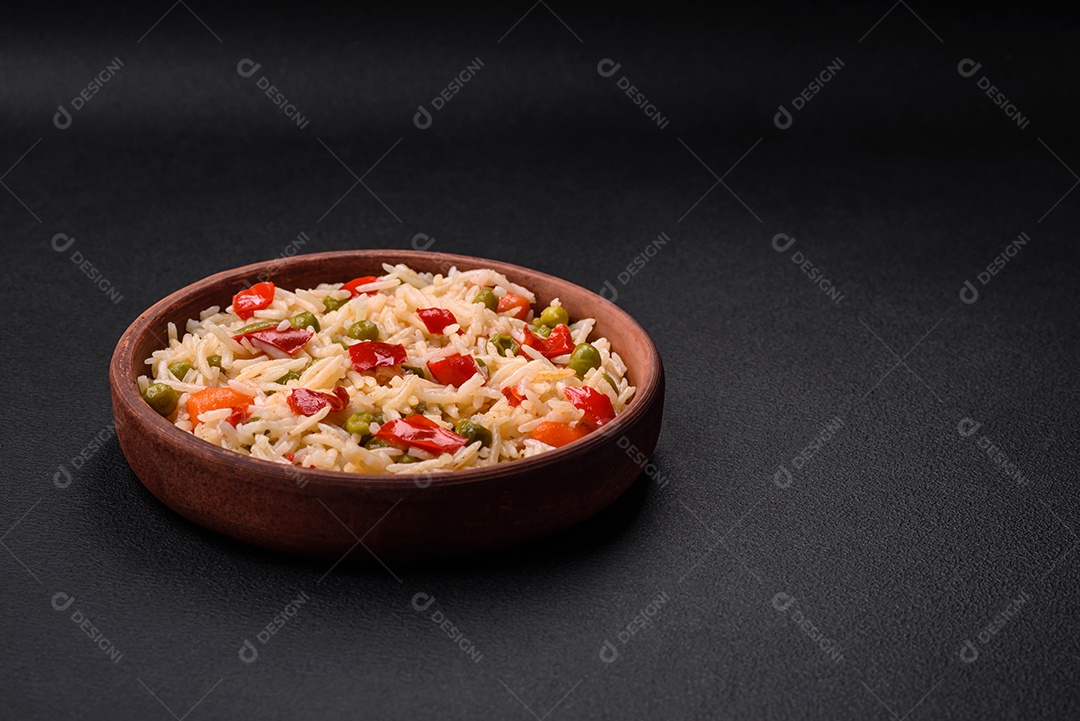 Delicioso arroz cozido com legumes, pimentões, cenouras, ervilhas e feijões de espargos com especiarias e ervas