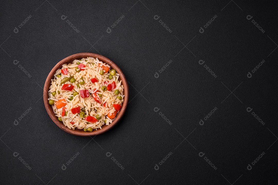 Delicioso arroz cozido com legumes, pimentões, cenouras, ervilhas e feijões de espargos com especiarias e ervas