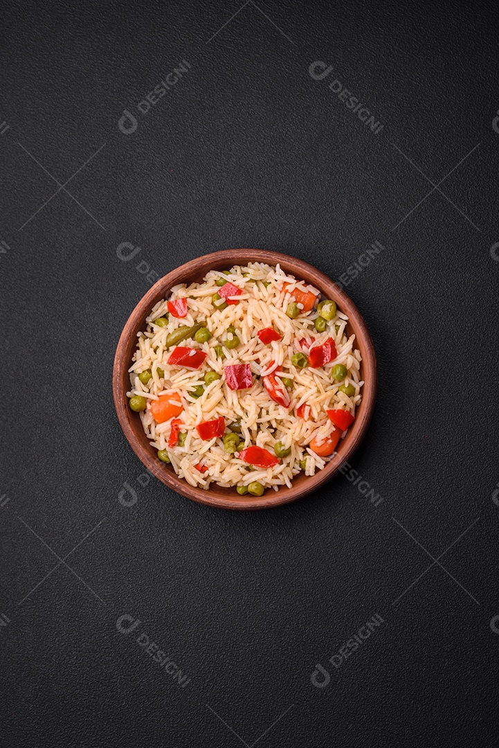 Delicioso arroz cozido com legumes, pimentões, cenouras, ervilhas e feijões de espargos com especiarias e ervas