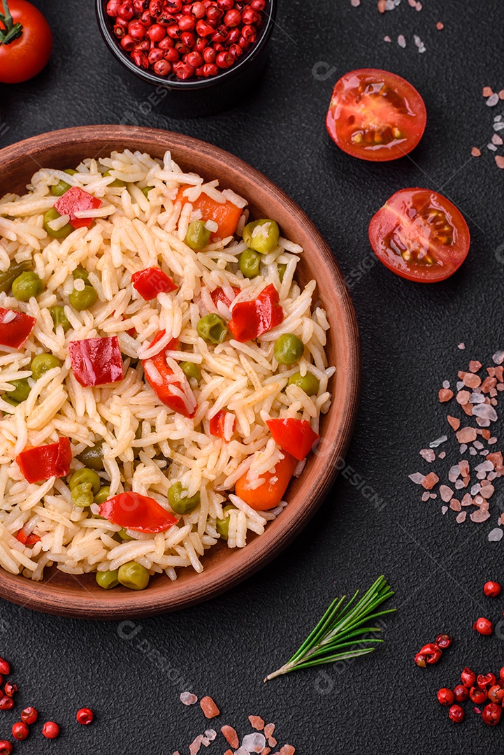 Delicioso arroz cozido com legumes, pimentões, cenouras, ervilhas e feijões de espargos com especiarias e ervas