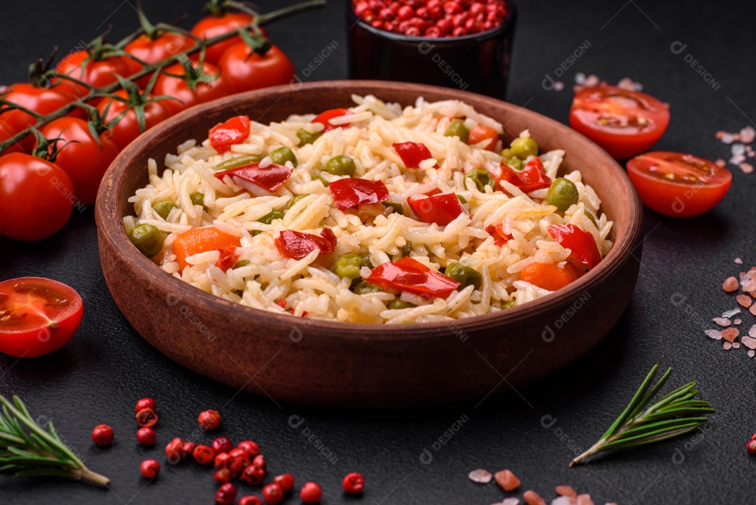 Delicioso arroz cozido com legumes, pimentões, cenouras, ervilhas e feijões de espargos com especiarias e ervas