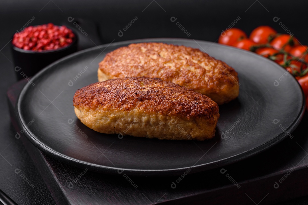 Deliciosas costeletas fritas ou almôndegas de peixe picado com especiarias e ervas sobre um fundo escuro de concreto