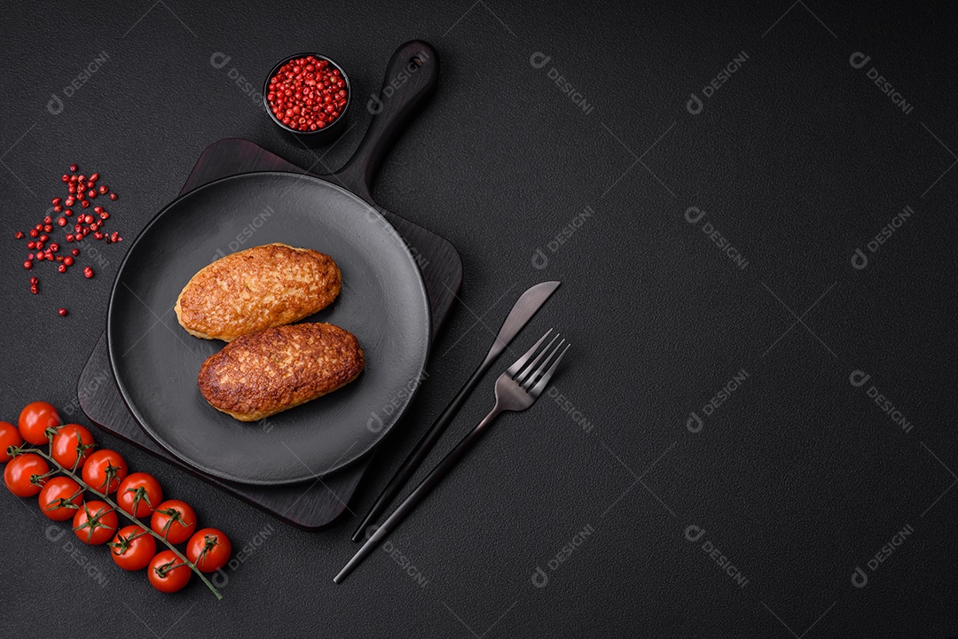 Deliciosas costeletas fritas ou almôndegas de peixe picado com especiarias e ervas sobre um fundo escuro de concreto