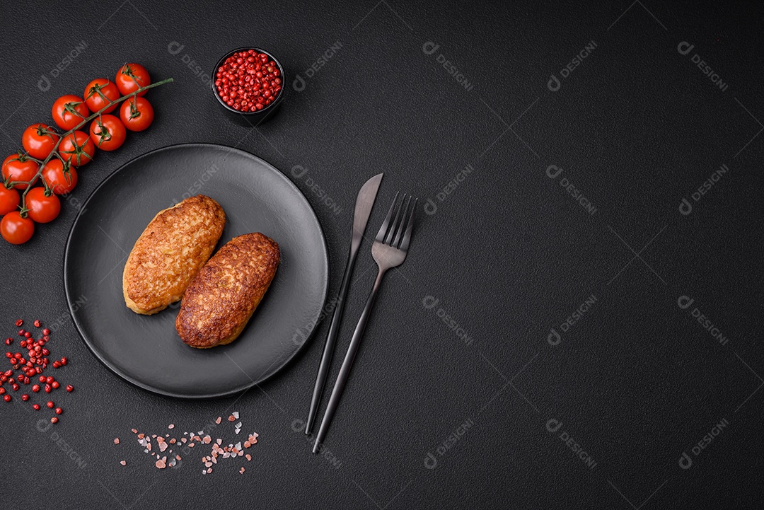 Deliciosas costeletas fritas ou almôndegas de peixe picado com especiarias e ervas sobre um fundo escuro de concreto