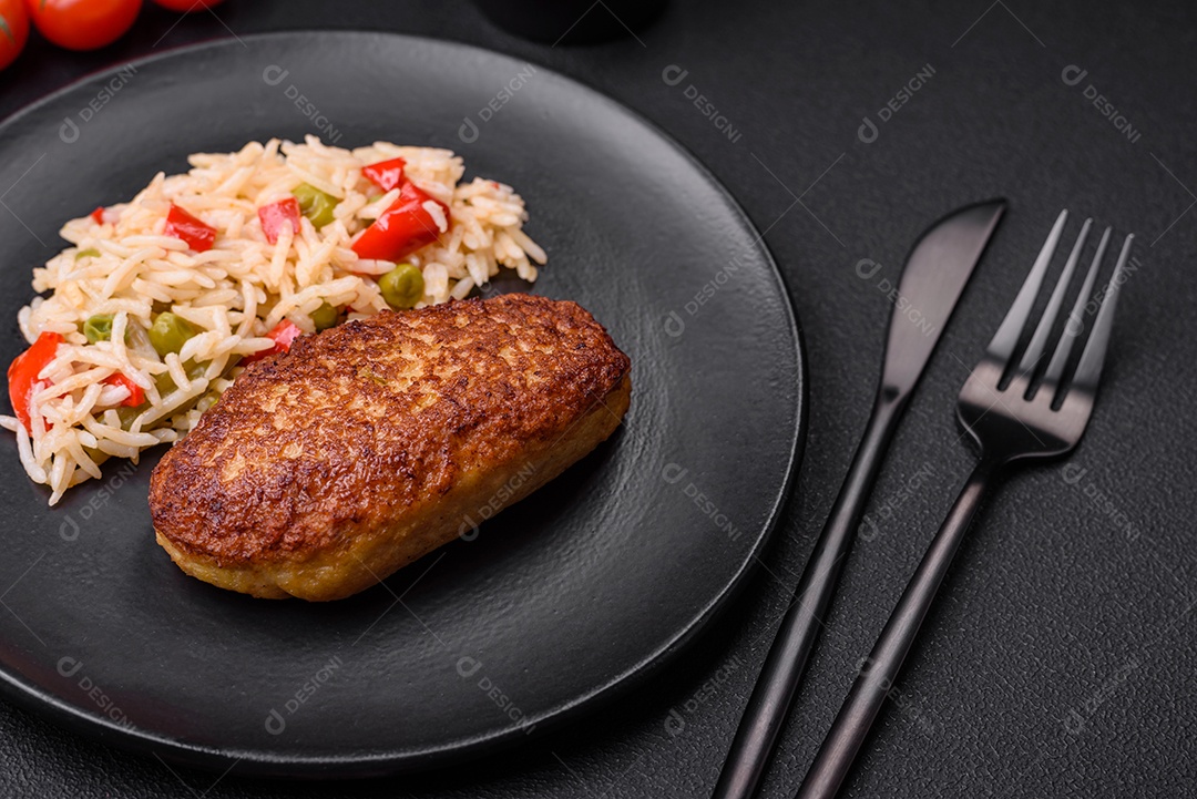 Deliciosas costeletas fritas ou almôndegas de peixe picado com especiarias e ervas sobre um fundo escuro de concreto