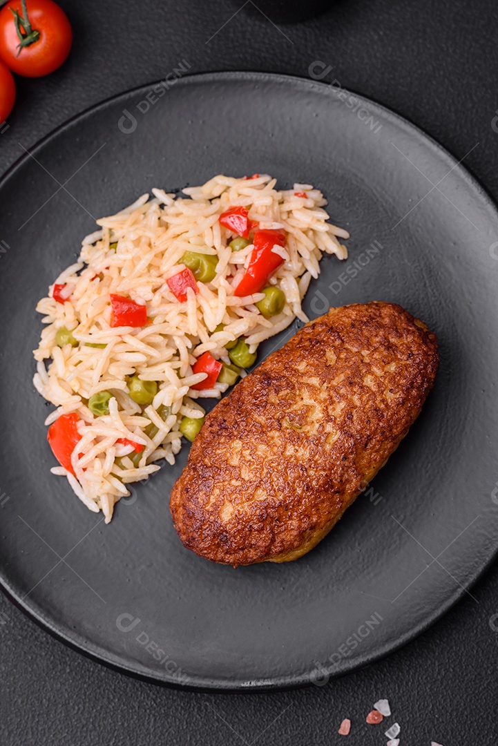 Deliciosas costeletas fritas ou almôndegas de peixe picado com especiarias e ervas sobre um fundo escuro de concreto