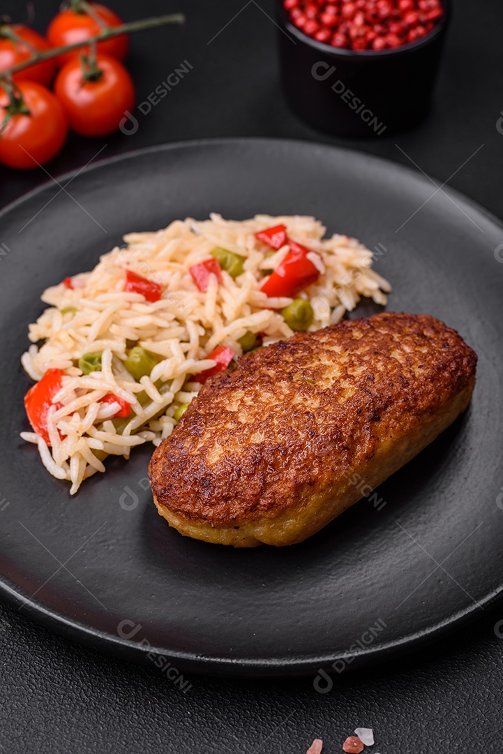 Deliciosas costeletas fritas ou almôndegas de peixe picado com especiarias e ervas sobre um fundo escuro de concreto