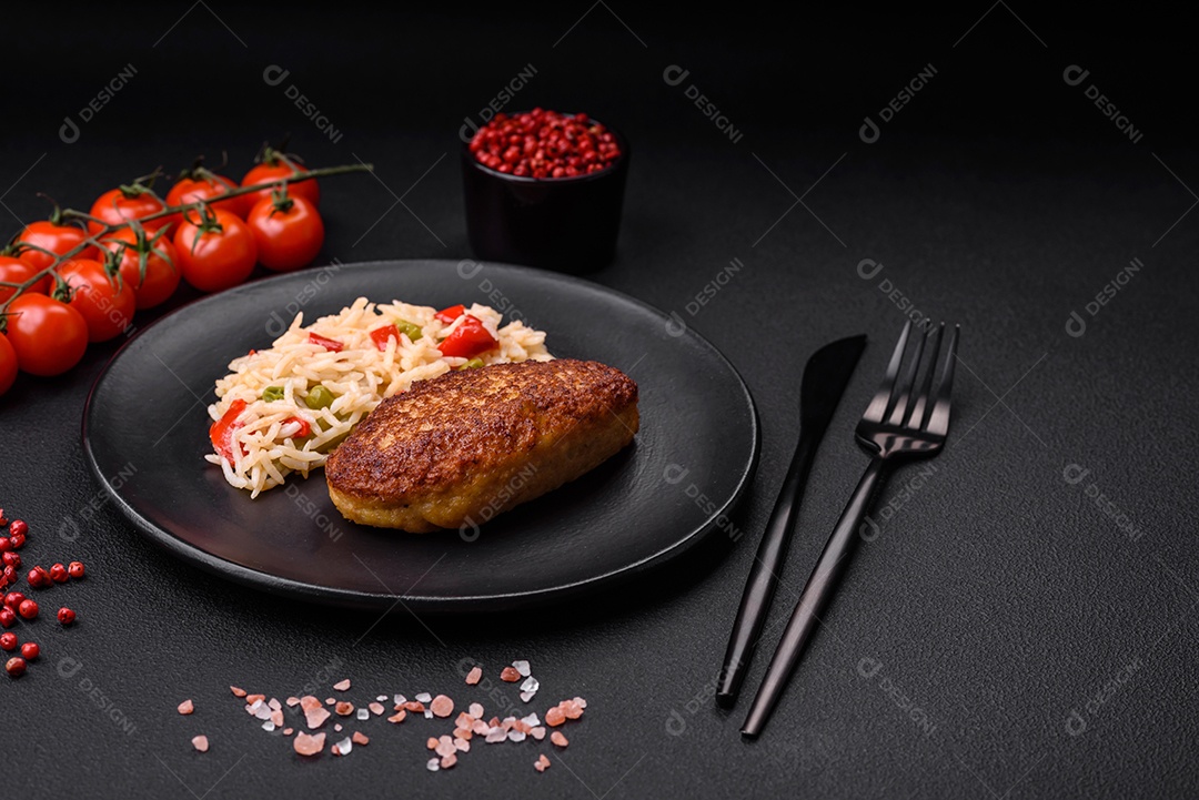 Deliciosas costeletas fritas ou almôndegas de peixe picado com especiarias e ervas sobre um fundo escuro de concreto