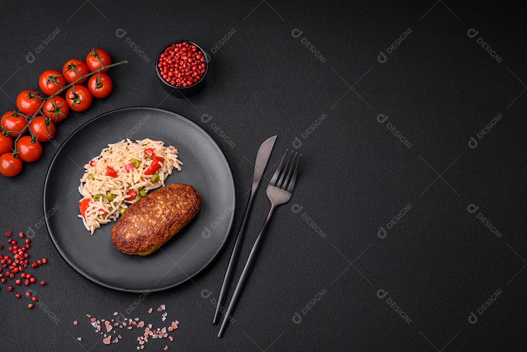 Deliciosas costeletas fritas ou almôndegas de peixe picado com especiarias e ervas sobre um fundo escuro de concreto