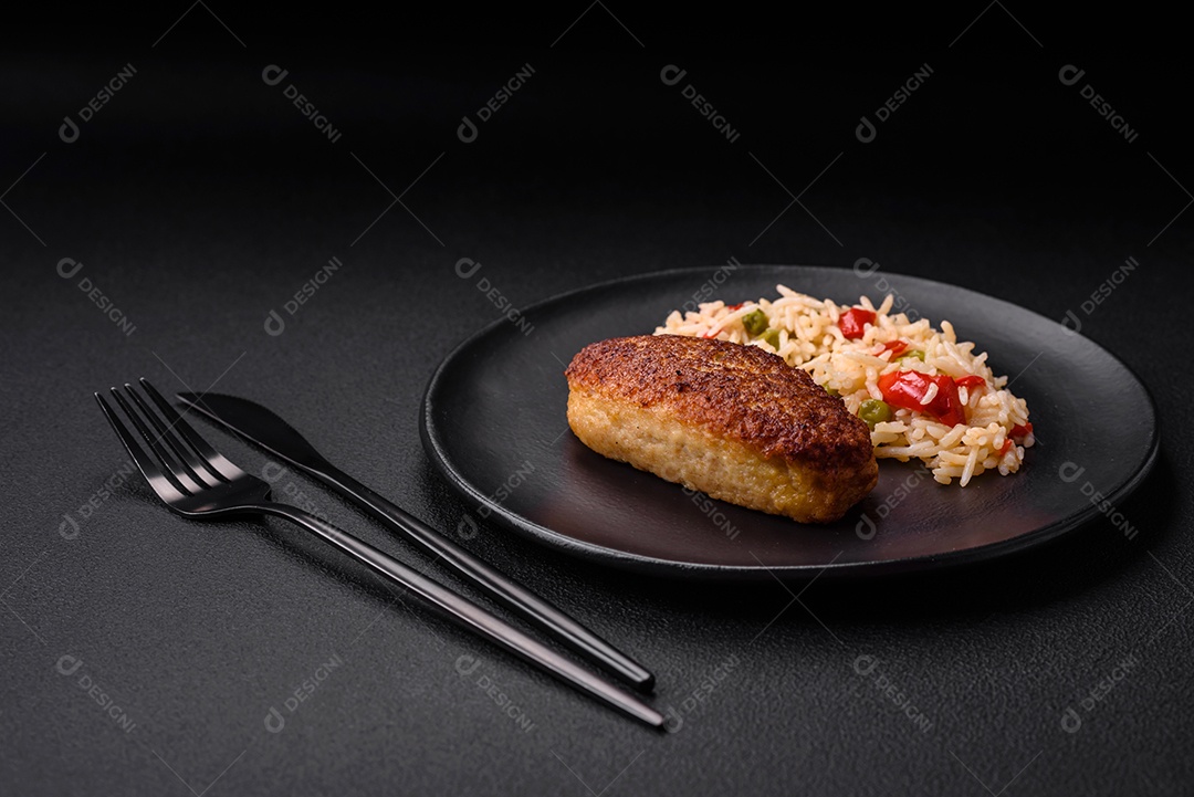 Deliciosas costeletas fritas ou almôndegas de peixe picado com especiarias e ervas sobre um fundo escuro de concreto