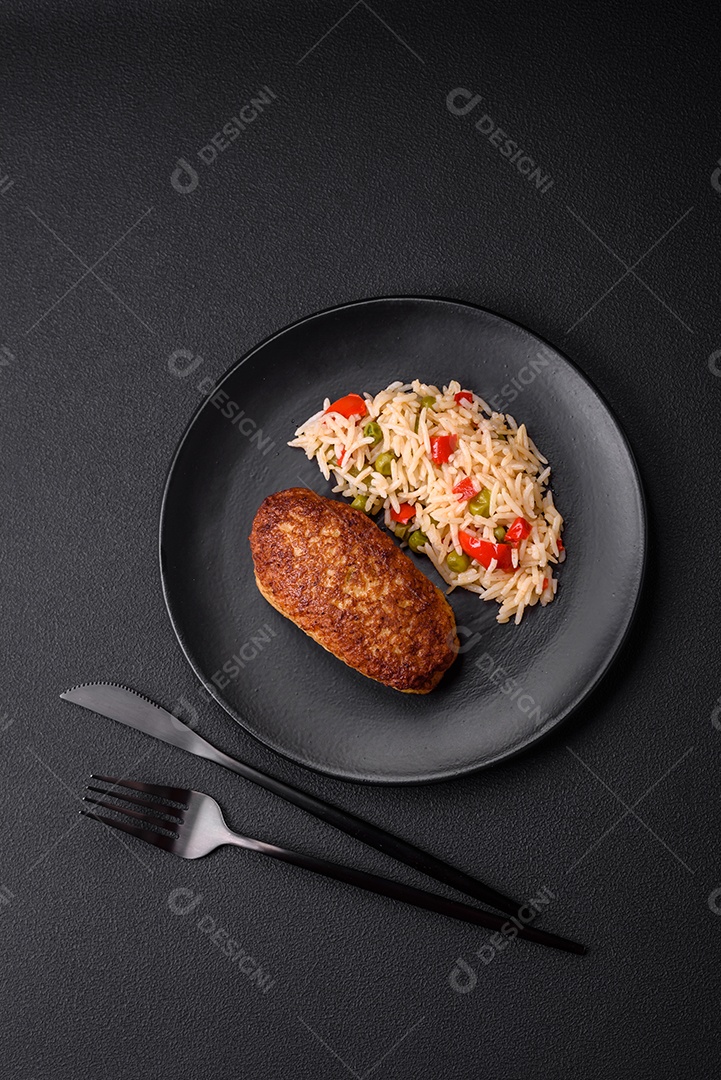 Deliciosas costeletas fritas ou almôndegas de peixe picado com especiarias e ervas sobre um fundo escuro de concreto