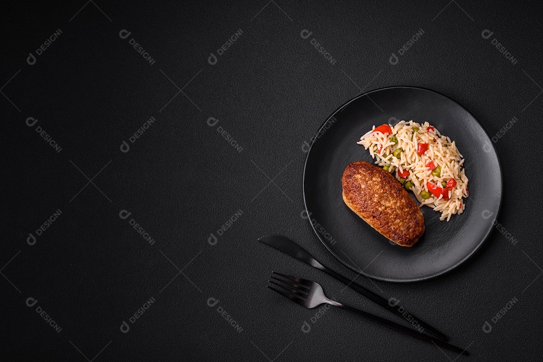 Deliciosas costeletas fritas ou almôndegas de peixe picado com especiarias e ervas sobre um fundo escuro de concreto