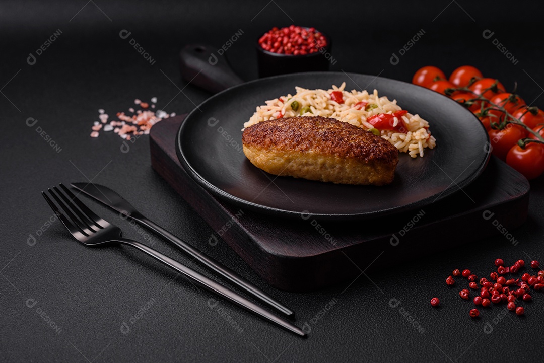 Deliciosas costeletas fritas ou almôndegas de peixe picado com especiarias e ervas sobre um fundo escuro de concreto